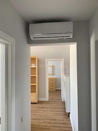 Fasādes māja, labiekārtots apzaļumots pagalms, bruģēts piebraucamais ceļš, slēgta Rīga - foto 11