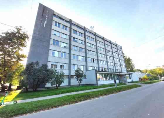 Просторная территория с несколькими зданиями предлагается к покупке.  Состав Рига