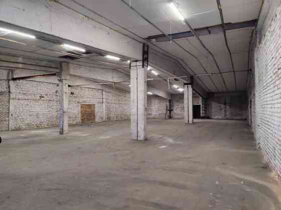 Sausas noliktavas telpas ar rampu.  Noliktava labā stāvoklī. Ēka renovēta, jauni elektrības vadi, lī Рига