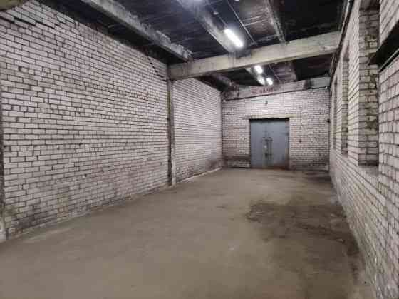 Sausas noliktavas telpas ar rampu.  Noliktava labā stāvoklī. Ēka renovēta, jauni elektrības vadi, lī Рига