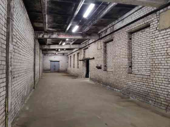 Sausas noliktavas telpas ar rampu.  Noliktava labā stāvoklī. Ēka renovēta, jauni elektrības vadi, lī Рига