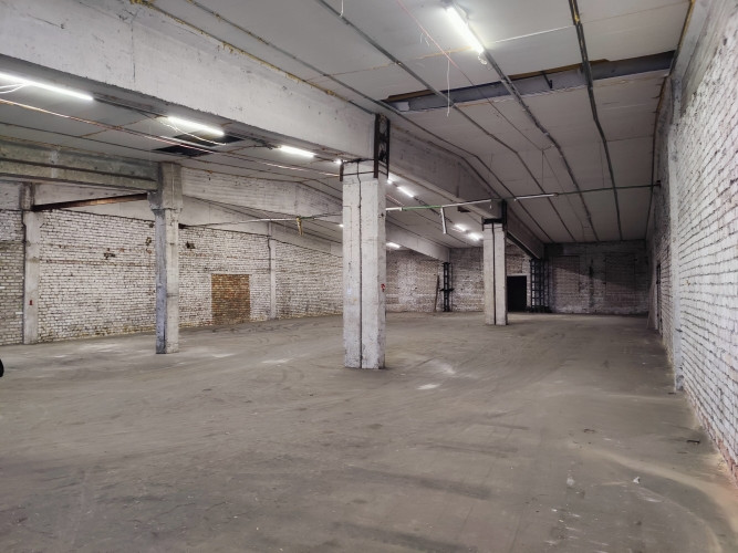 Sausas noliktavas telpas ar rampu.  Noliktava labā stāvoklī. Ēka renovēta, jauni elektrības vadi, lī Рига - изображение 2