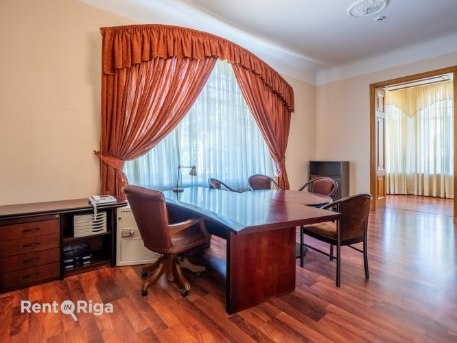 Ekskluzīvā Mežaparka sirdī, Sudrabu Edžus ielā 1, ilgtermiņa nomai tiek piedāvāta viena no Rīga - foto 8