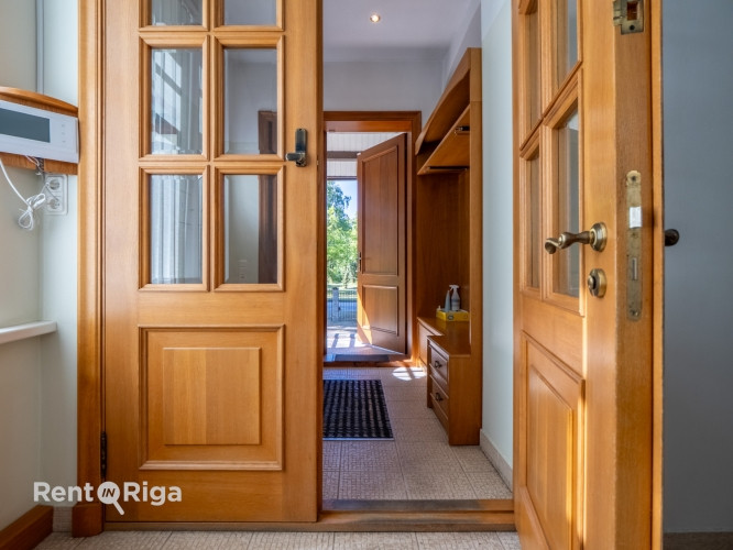 Ekskluzīvā Mežaparka sirdī, Sudrabu Edžus ielā 1, ilgtermiņa nomai tiek piedāvāta viena no Rīga - foto 6