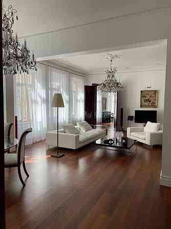 Здание во дворе, реновированный дом, благоустроенный озеленённый двор, место для Рига