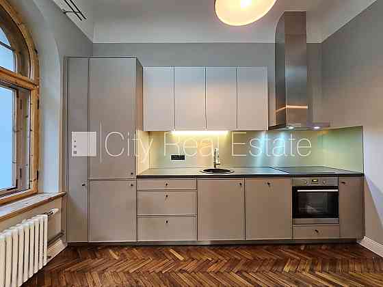 Здание во дворе, реновированный дом, закрытый двор, вход с улицы и со двора, Rīga