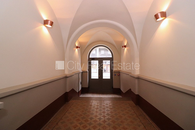 Pagalma ēka, renovēta māja, slēgts pagalms, ieeja no ielas un pagalma, kāpņu telpa pēc Rīga - foto 14