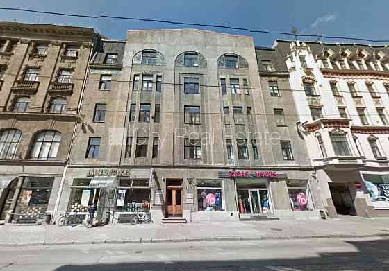 Фасадный дом, вход с улицы, лифт, лестничная клетка после капитального ремонта, Рига