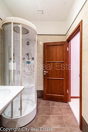 Фасадный дом, реновированный дом, вход с улицы, лифт, лестничная клетка после Рига - изображение 20