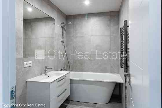 Реставрированный дом, фасад с деревянной отделкой, энергоэффективный дом, Рига