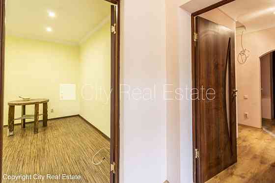 Частный дом, фасадный дом, реновированный дом, закрытый двор, территория обнесена Рига