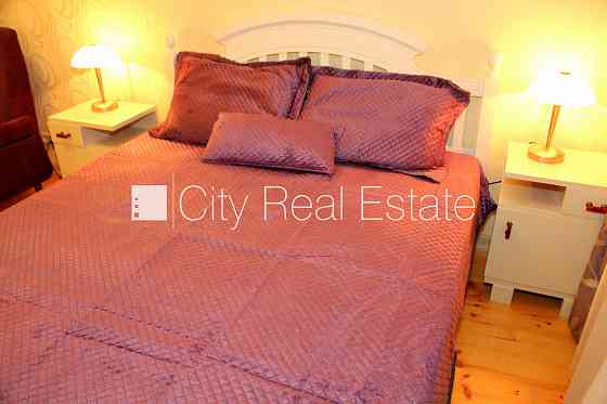 Реновированный дом, благоустроенный озеленённый двор, вход с улицы, лифт, Rīga