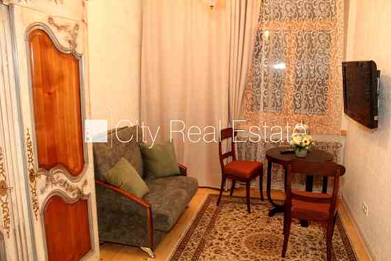 Реновированный дом, благоустроенный озеленённый двор, вход с улицы, лифт, Rīga