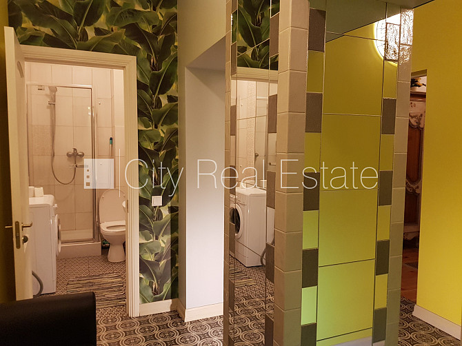 Renovēta māja, labiekārtots apzaļumots pagalms, ieeja no ielas, ir lifts, kāpņu telpa pēc Rīga - foto 15