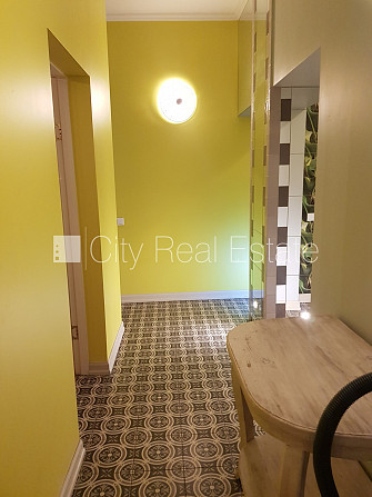 Renovēta māja, labiekārtots apzaļumots pagalms, ieeja no ielas, ir lifts, kāpņu telpa pēc Rīga - foto 14