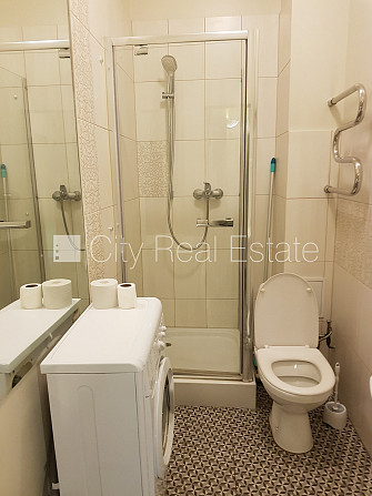 Renovēta māja, labiekārtots apzaļumots pagalms, ieeja no ielas, ir lifts, kāpņu telpa pēc Rīga - foto 17