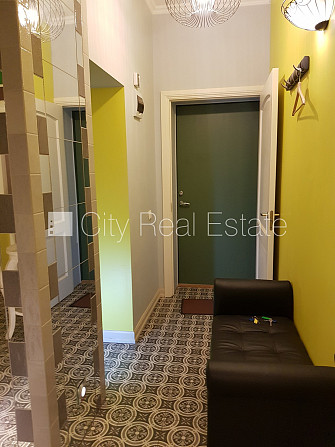 Renovēta māja, labiekārtots apzaļumots pagalms, ieeja no ielas, ir lifts, kāpņu telpa pēc Rīga - foto 19