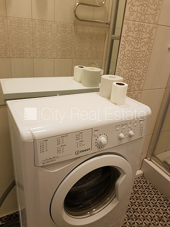 Renovēta māja, labiekārtots apzaļumots pagalms, ieeja no ielas, ir lifts, kāpņu telpa pēc Rīga - foto 18