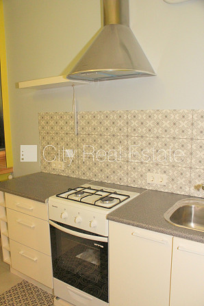 Renovēta māja, labiekārtots apzaļumots pagalms, ieeja no ielas, ir lifts, kāpņu telpa pēc Rīga - foto 13