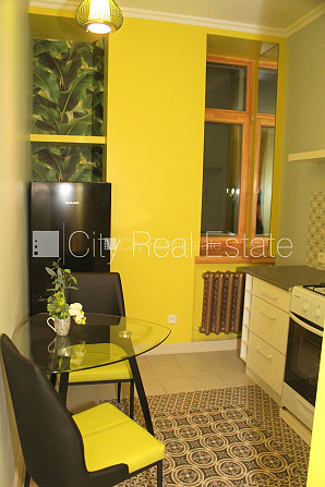 Renovēta māja, labiekārtots apzaļumots pagalms, ieeja no ielas, ir lifts, kāpņu telpa pēc Rīga - foto 10