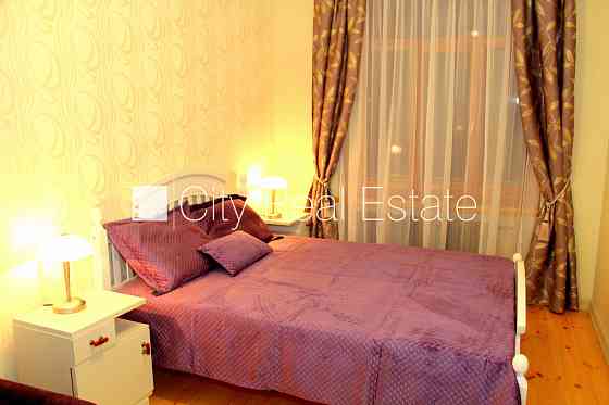 Фасадный дом, реновированный дом, место для машины, вход с улицы и со двора, Rīga