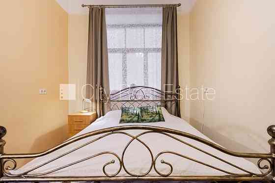 Фасадный дом, реновированный дом, благоустроенная озеленённая территория, вход с Rīga