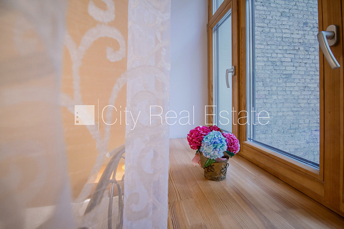 Fasādes māja, renovēta māja, labiekārtota apzaļumota teritorija, ieeja no ielas, luksuss Rīga - foto 4