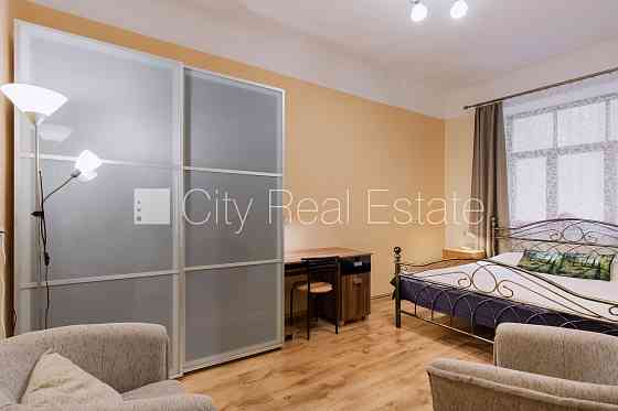 Здание во дворе, благоустроенная озеленённая территория, закрытый двор, въездные Рига