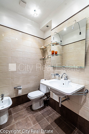 Zeme īpašumā, fasādes māja, renovēta māja, bruģēts piebraucamais ceļš, slēgts pagalms, Rīga - foto 12