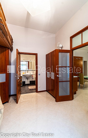 Zeme īpašumā, fasādes māja, renovēta māja, bruģēts piebraucamais ceļš, slēgts pagalms, Rīga - foto 14