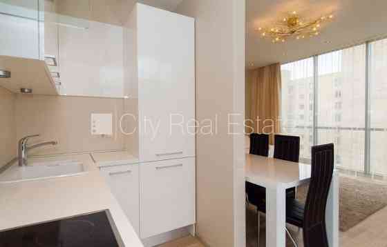 Фасадный дом, закрытый двор, вход с улицы, окна выходят в обе стороны дома, Rīga