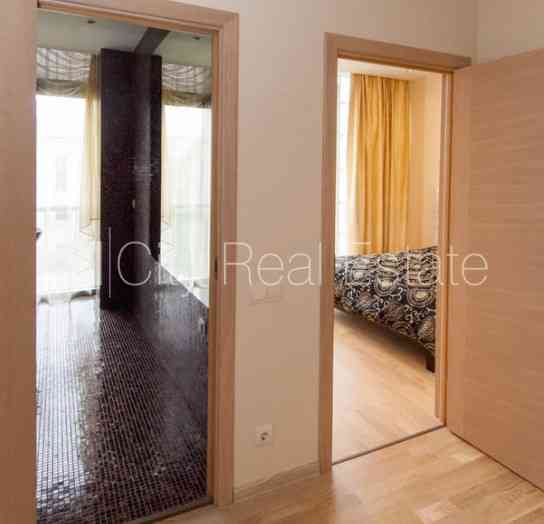 Фасадный дом, закрытый двор, вход с улицы, окна выходят в обе стороны дома, Rīga