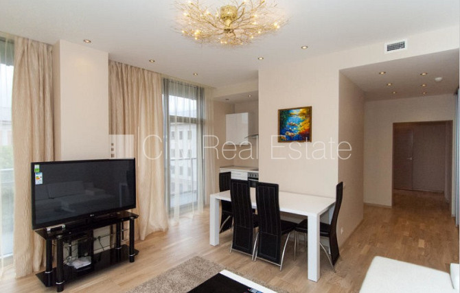 Fasādes māja, slēgts pagalms, ieeja no ielas, logi vērsti mājas abās pusēs, istabas Rīga - foto 1