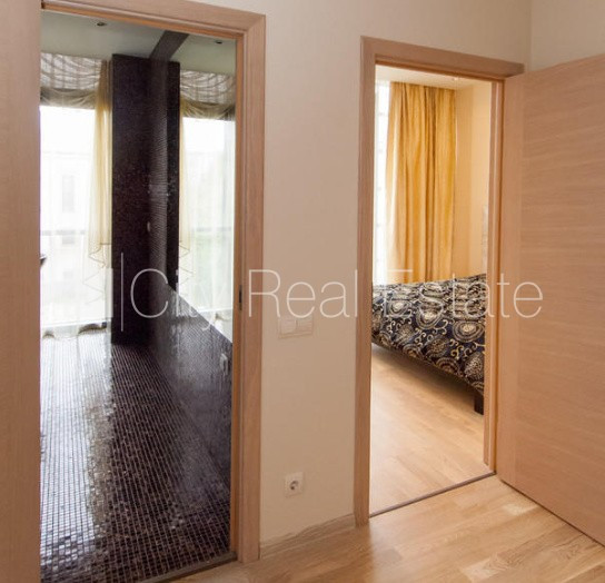 Fasādes māja, slēgts pagalms, ieeja no ielas, logi vērsti mājas abās pusēs, istabas Rīga - foto 3