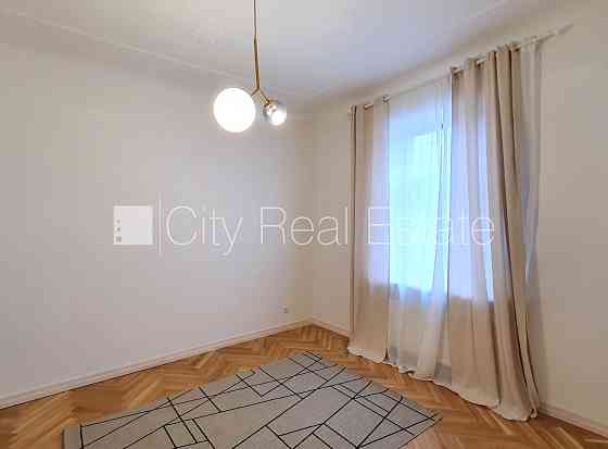 Фасадный дом, благоустроенная озеленённая территория, подъездная дорога покрыта Рига