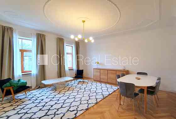 Фасадный дом, благоустроенная озеленённая территория, подъездная дорога покрыта Рига