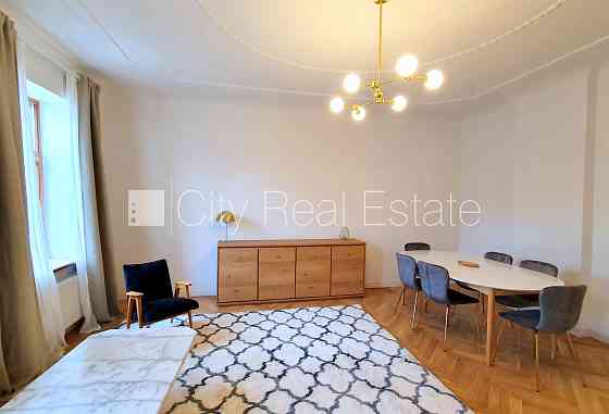 Фасадный дом, благоустроенная озеленённая территория, подъездная дорога покрыта Рига