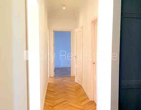 Фасадный дом, благоустроенная озеленённая территория, подъездная дорога покрыта Рига