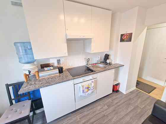 Земля в собственности, фасадный дом, вход с улицы, лифт, лоджия, окна выходят во Rīga