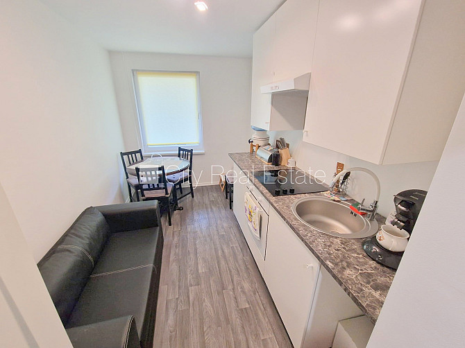 Zeme īpašumā, fasādes māja, ieeja no ielas, ir lifts, lodžija, logi vērsti uz pagalma pusi, Rīga - foto 1