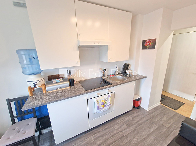 Zeme īpašumā, fasādes māja, ieeja no ielas, ir lifts, lodžija, logi vērsti uz pagalma pusi, Rīga - foto 3