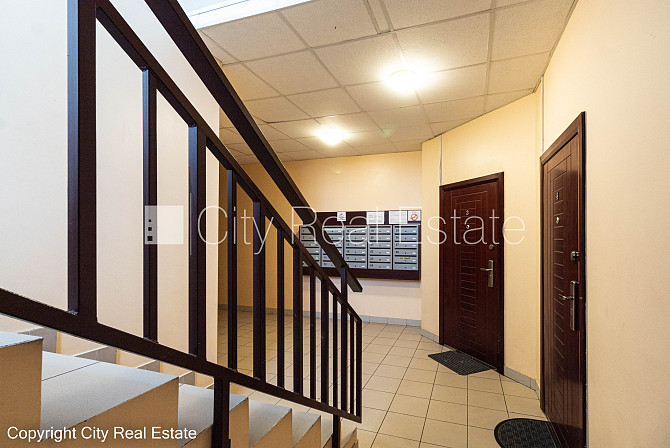 Pagalma ēka, bruģēts piebraucamais ceļš, slēgts pagalms, ieeja no pagalma, mansards, ir Rīga - foto 10