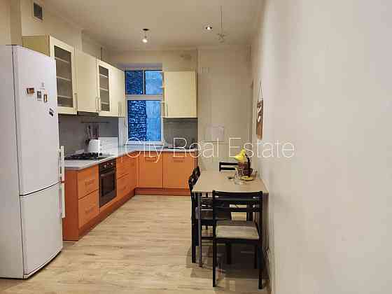 Здание во дворе, реновированный дом, благоустроенная озеленённая территория, Rīga