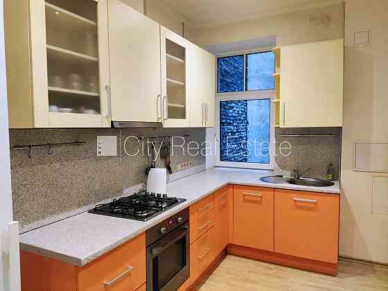 Здание во дворе, реновированный дом, благоустроенная озеленённая территория, Rīga