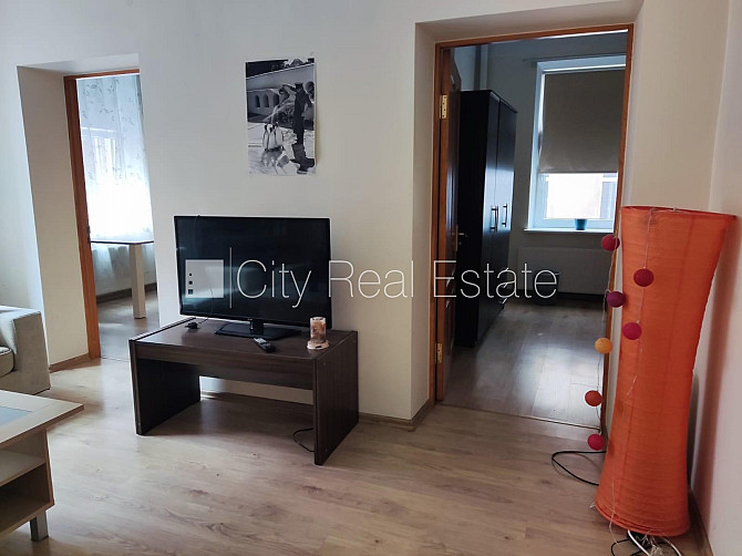 Pagalma ēka, renovēta māja, labiekārtota apzaļumota teritorija, istabas izolētas 2 gab., Rīga - foto 7