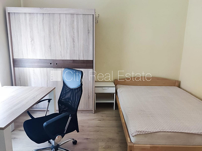 Pagalma ēka, renovēta māja, labiekārtota apzaļumota teritorija, istabas izolētas 2 gab., Rīga - foto 14