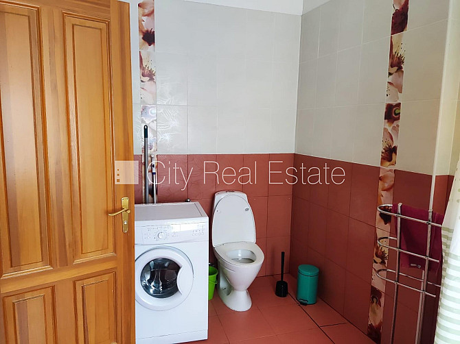 Pagalma ēka, renovēta māja, labiekārtota apzaļumota teritorija, istabas izolētas 2 gab., Rīga - foto 12