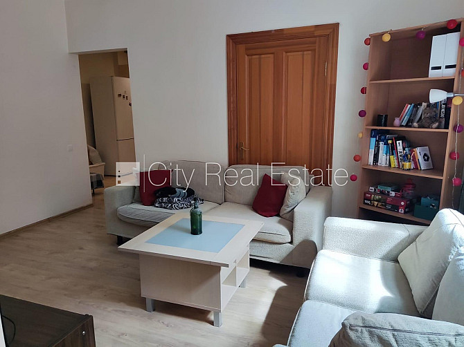 Pagalma ēka, renovēta māja, labiekārtota apzaļumota teritorija, istabas izolētas 2 gab., Rīga - foto 8