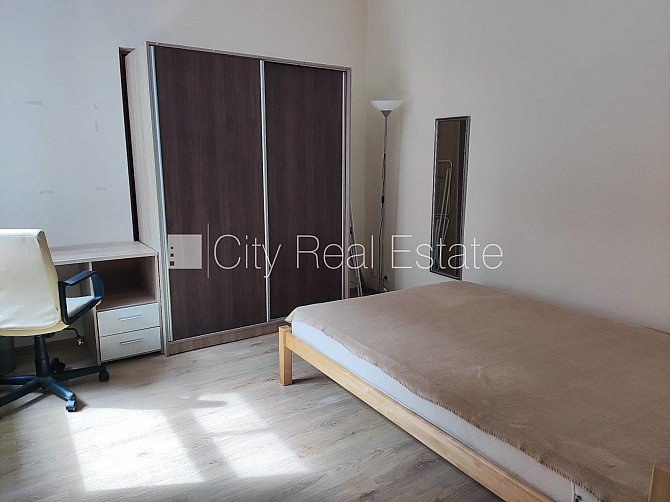 Pagalma ēka, renovēta māja, labiekārtota apzaļumota teritorija, istabas izolētas 2 gab., Rīga - foto 9