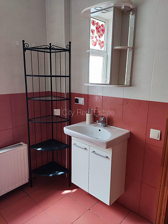 Pagalma ēka, renovēta māja, labiekārtota apzaļumota teritorija, istabas izolētas 2 gab., Rīga - foto 11